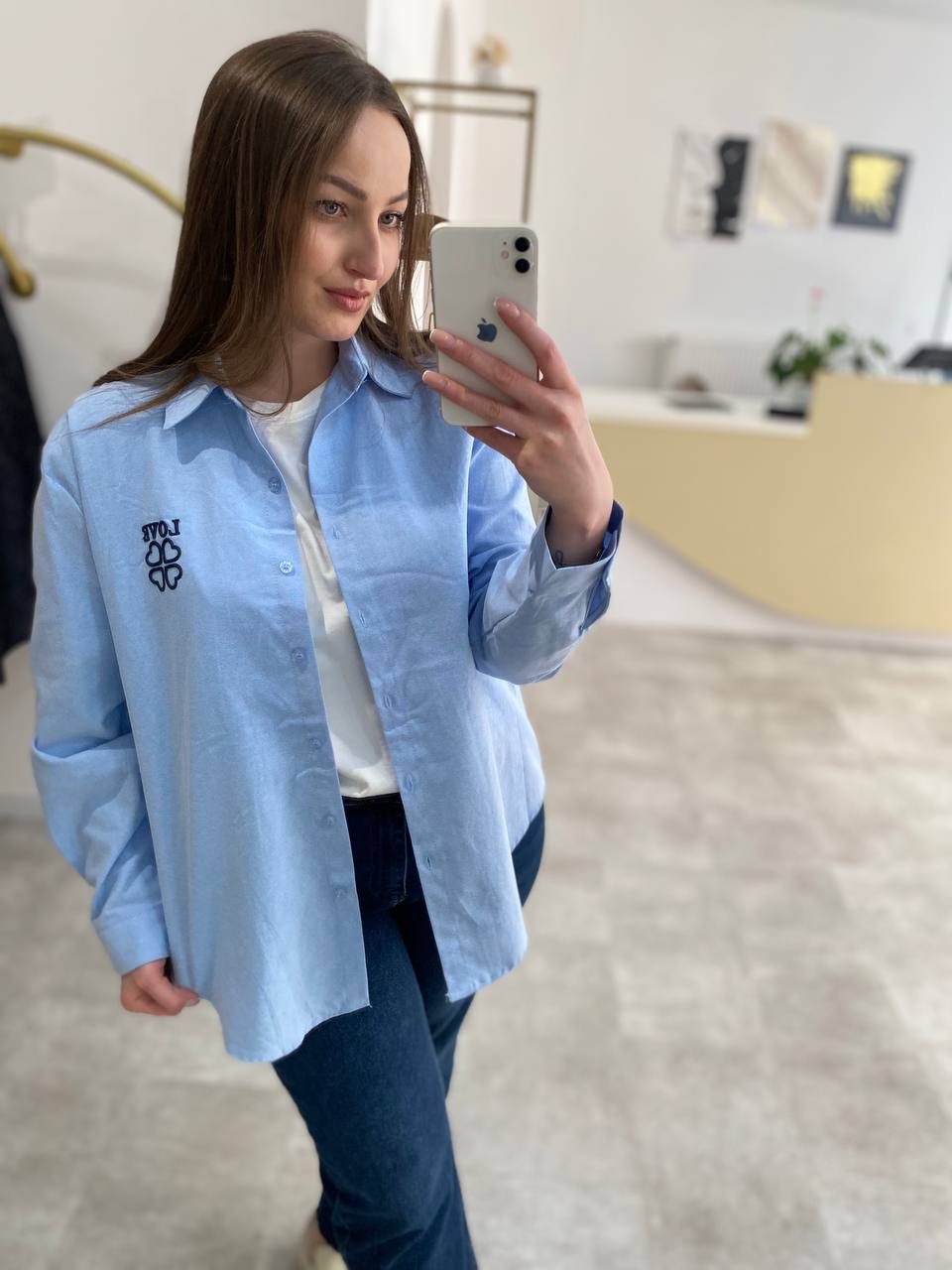 Damen Oversize Hemdbluse – Hellblaue Bluse mit Stickerei