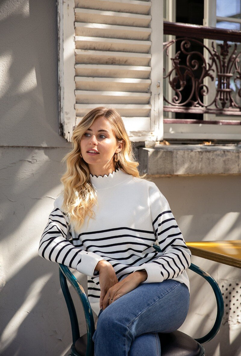 Gestreifter Pullover mit Wellenkragen