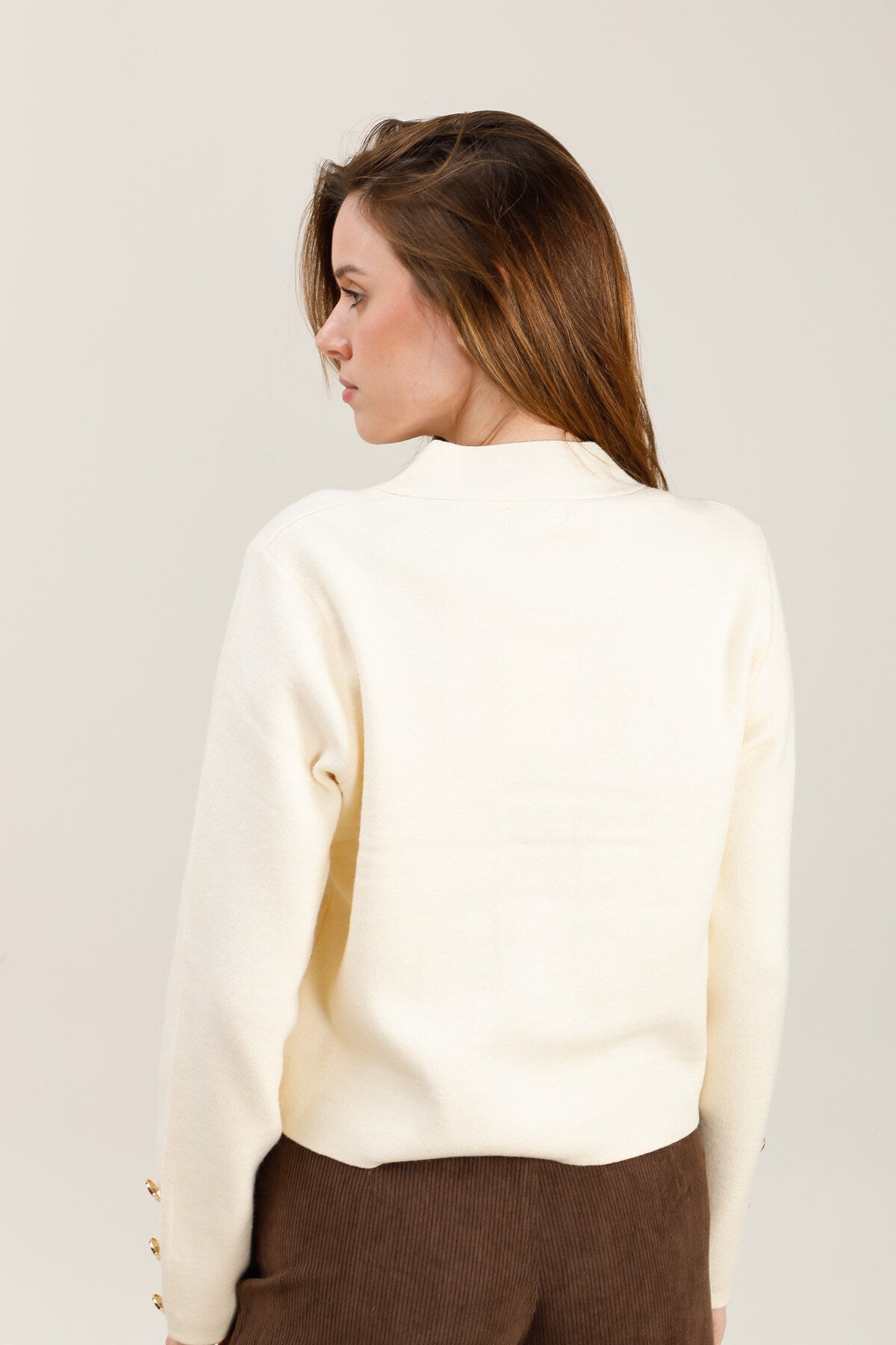 Strickpullover mit goldenen Knöpfen
