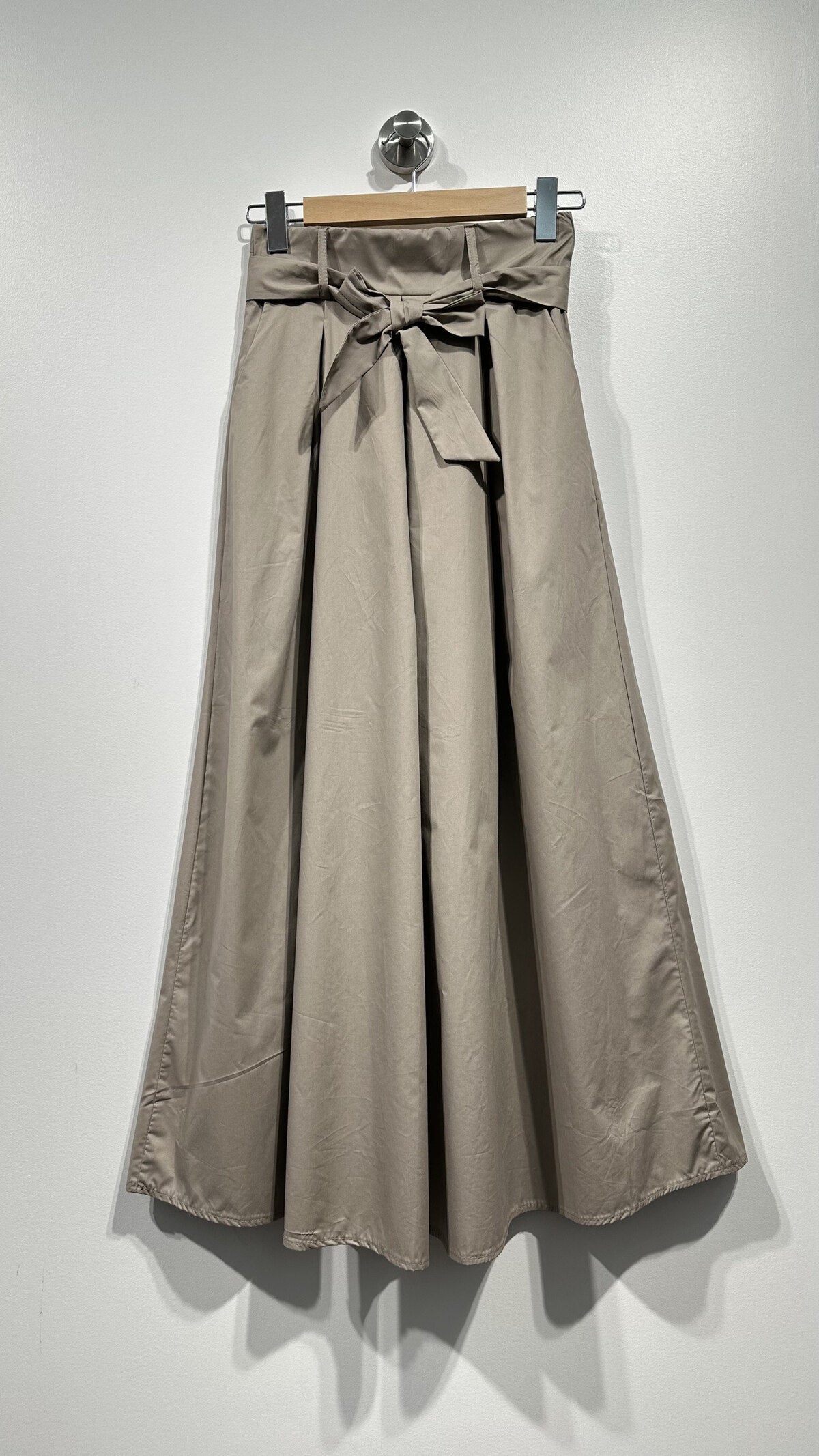 Damen Rock – Langer Baumwollrock mit Bindegürtel in Taupe