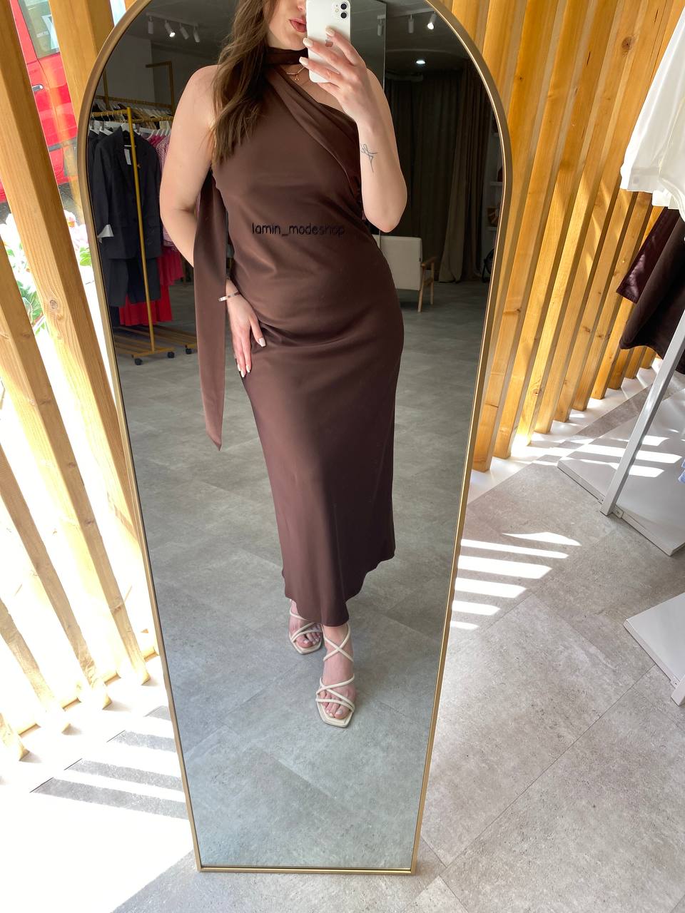 Elegantes Maxikleid in Schokobraun mit Drapierung