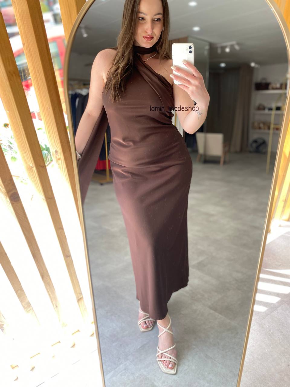 Elegantes Maxikleid in Schokobraun mit Drapierung