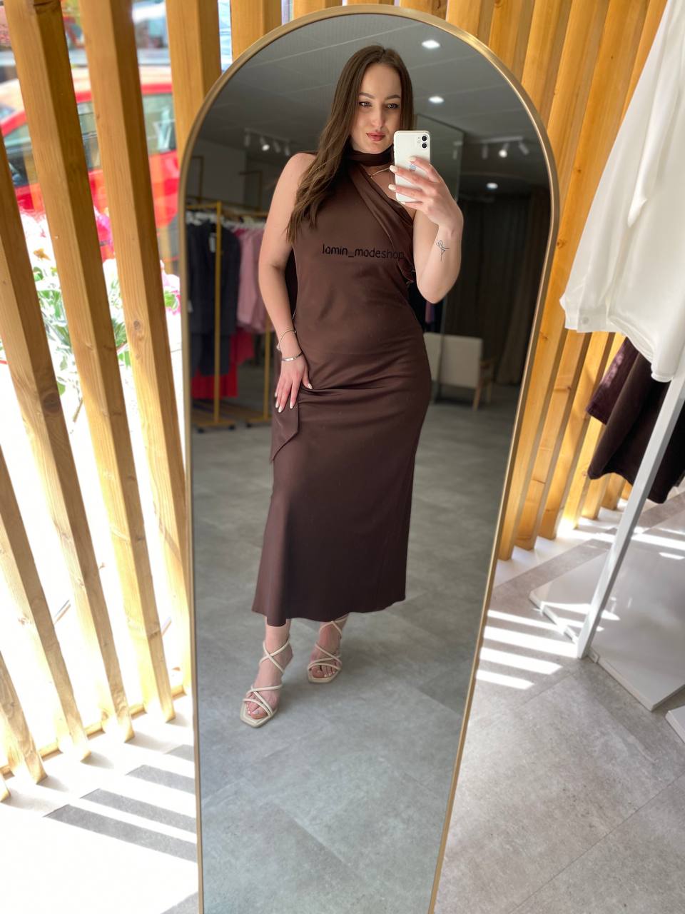 Elegantes Maxikleid in Schokobraun mit Drapierung