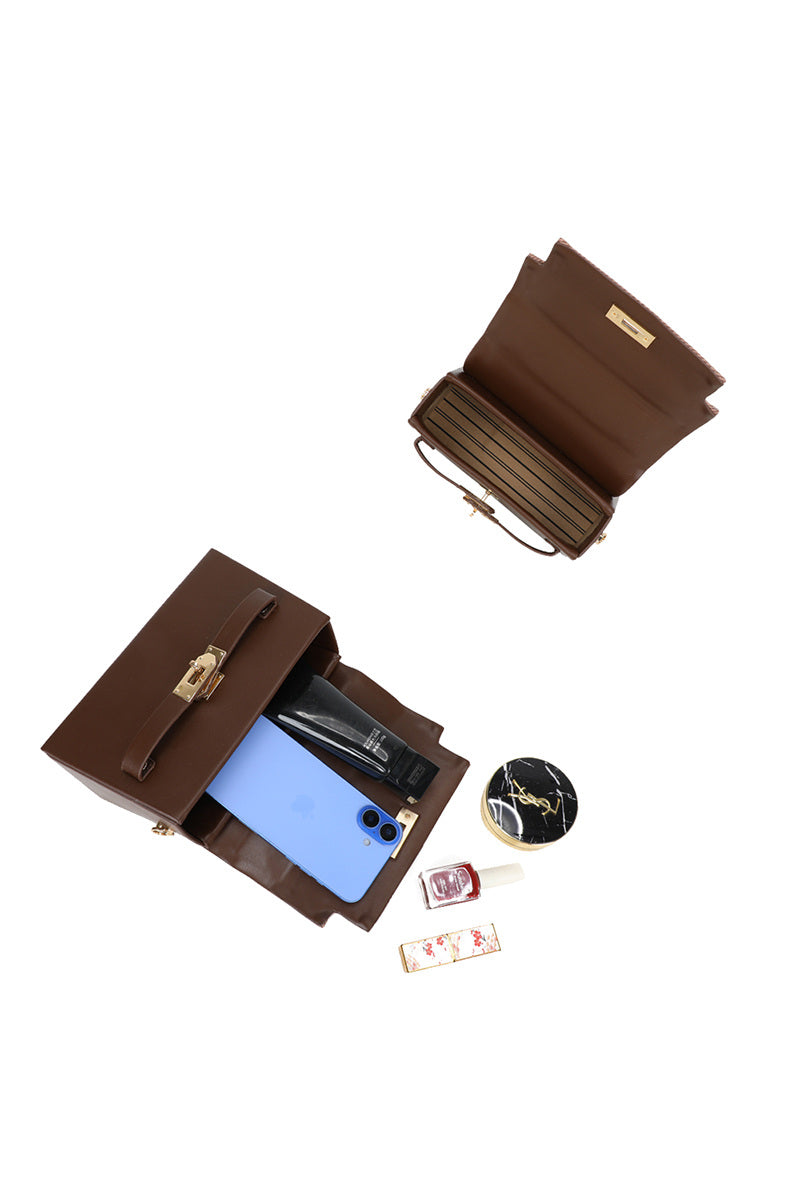 Handtasche mit gestreiftem Überschlag
