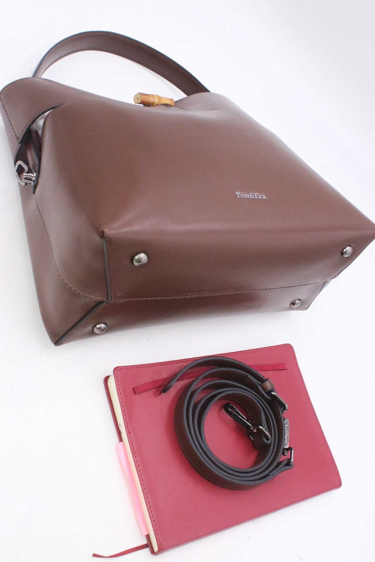 Synthetische Handtasche mit Drehverschluss