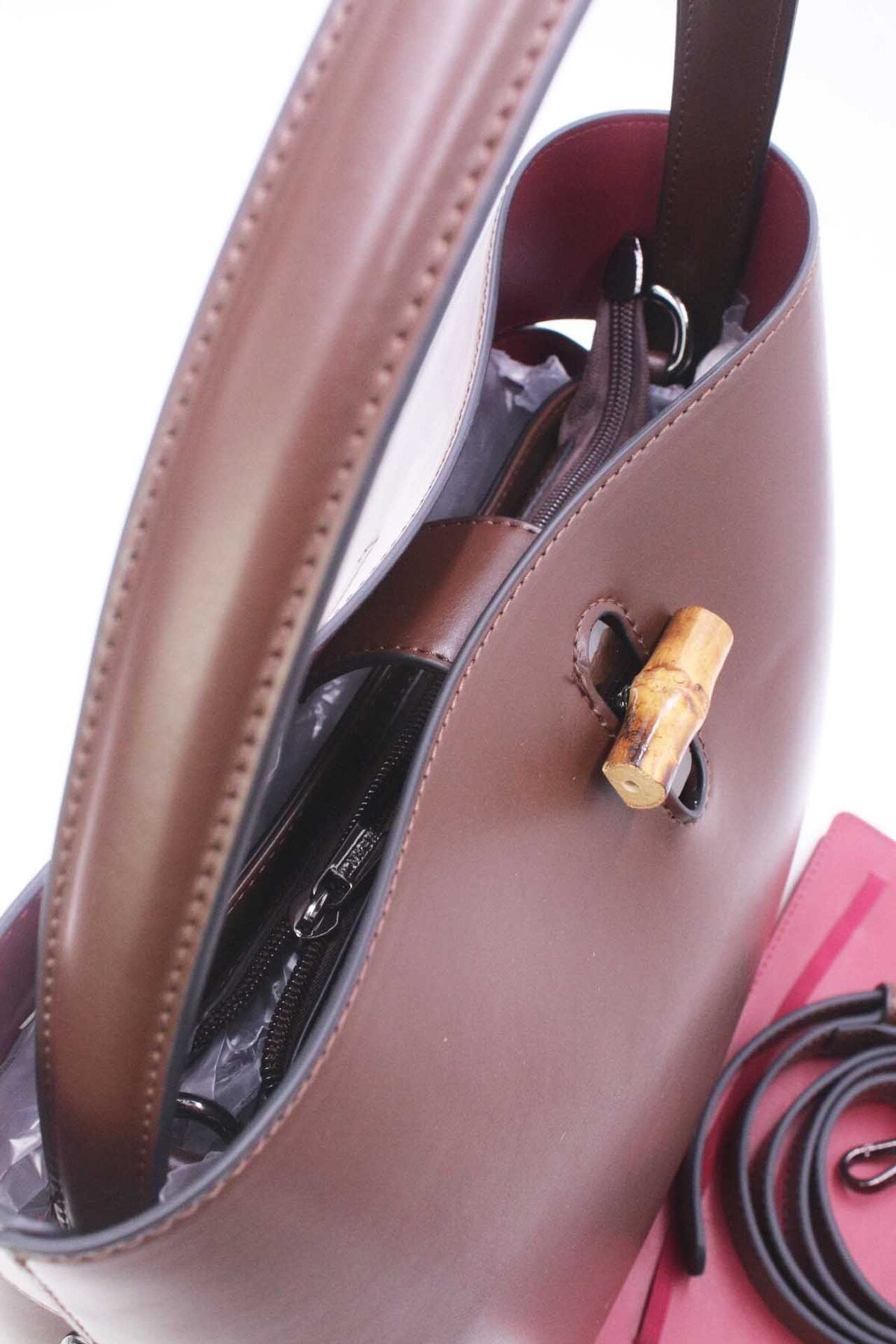 Synthetische Handtasche mit Drehverschluss